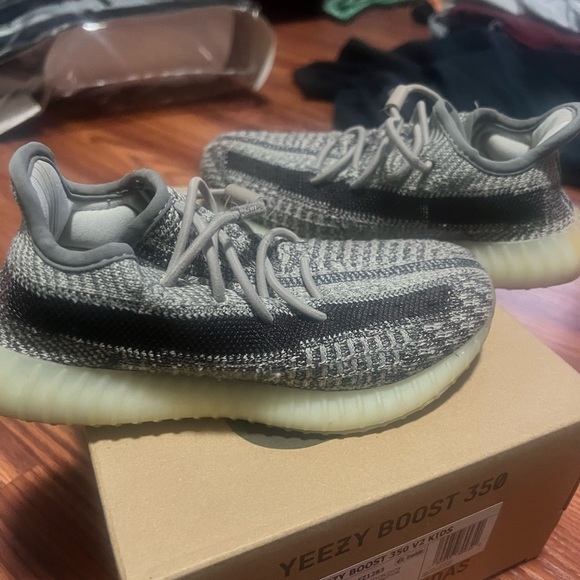 Yeezy boost 350 youth sneakers - Picture 2 of 5